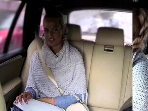Gebräunte sexy Blondine nimmt Schwanz im Taxi
