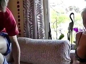 Geiler Typ fickt die Mutter seines besten Freundes, nachdem sie ihm