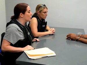 Ein Mann wird von der Polizei befragt