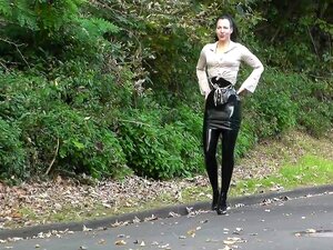 Lady Black Latexrock im Freien