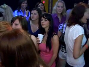 Tonnen von Gruppensex auf der Tanzfläche. Tonnen von Gruppensex auf