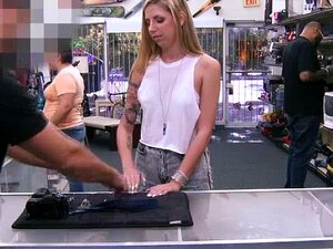 Verzweifelte blonde Süße verkauft ihre Artikel und Muschi.