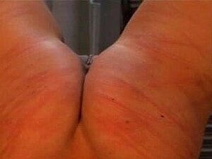 piiskattu tyhjässä varastossa