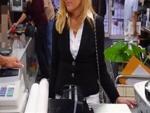 Seksikäs blondi MILF pannaan ja saa maksun panttivangilta