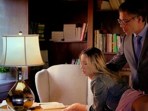 College-Studentin wird von Professor bestraft. Adria ist eine