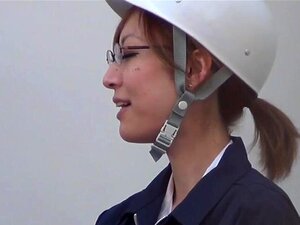 PISS JAPAN TV - Aziatische dame pist haar broek op het werk. Kinky