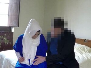 Arabiana que adora chupar recebe uma boca cheia de creme. A habiba