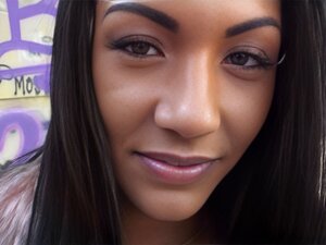 Die kleine Adelle Sabelle ließ sich für Geld auf der Straße ficken