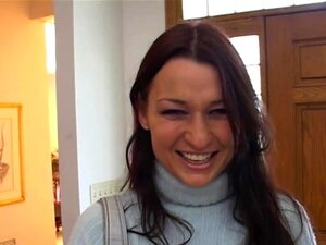 Hete brunette Irena Sky stript en trekt Harry af