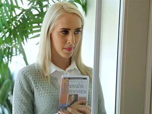 Jehova ' s witness is niet echt comfortabel.Ze vertelt de man die ze