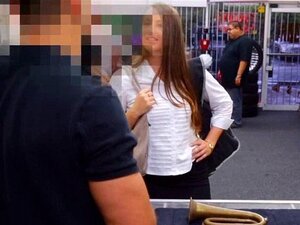 Atemberaubende Babe hat ihre Muschi gepfändet und im Bauernhof