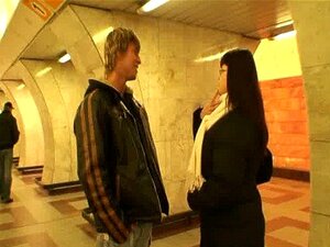 Geiler Typ schnappt sich eine busty reife Tussi in der Metro