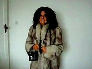 Fur meesteres in laarzen en latex roken,