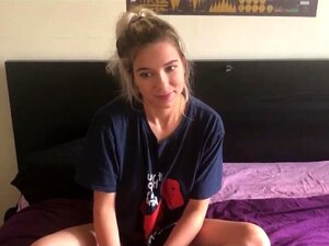 Habe meine Stiefschwester beim Masturbieren in der POV erwischt