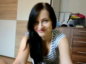Entra nel mondo di una bruna sexy e in lattice che sa come far