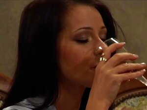 Herrin entspannt sich und beobachtet, wie ihre süße Sklavin bestraft