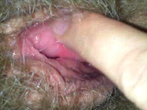 Harige oma krijgt orale bevrediging - close-up