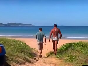 Vollbusige geile Milf wird am Strand in einem echten hausgemachten