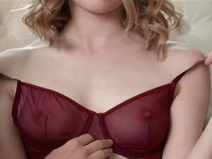 Die zierliche lesbische Süße Vivienne Solange mit großen Titten und