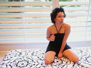 Kinky Gaga genießt es, sich eine Lotion auf ihre behaarte Muschi zu