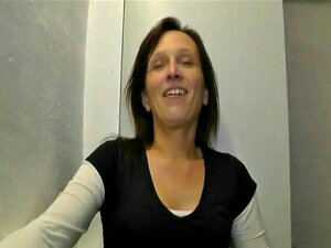 MILF wird in einem Nachtclub gefickt