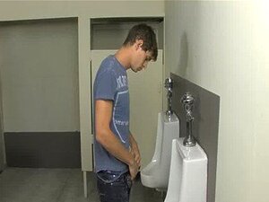 Twink wird erwischt, wie er im College-Badezimmer auf Schwanz schaut