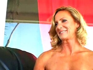 Reife Cuckold-Frau bekommt zwei Ladungen Sperma ins Gesicht.