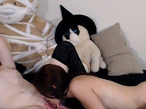 Heiße lesbische Mädchen-Muschi wird zum Orgasmus geleckt