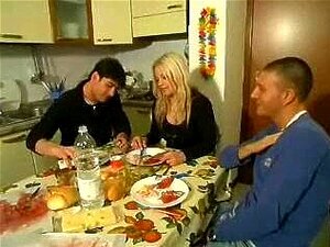 Milf bionda in un trio