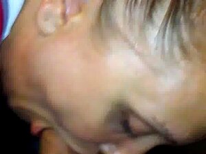 Ehefrau lutscht im öffentlichen Badezimmer