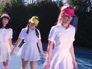 Vierer mit versauten Süßen auf dem Tennisplatz