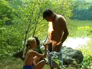 Bootfahrendes Paar fickt hardcore im Freien