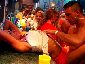 Schlampige Pornostars ficken in der Öffentlichkeit. Geile Pornostars