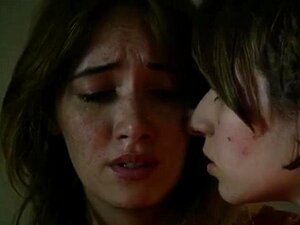 Sara Malakul Lane nackt, bis zur Taille entkleidet, Sex und Lesbe