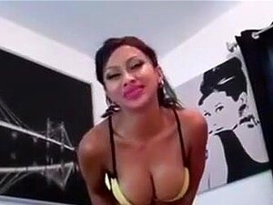 Superbe brune amateur montre son décolleté impressionnant pour la