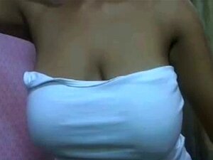 Cam-Babe mit riesigen Titten