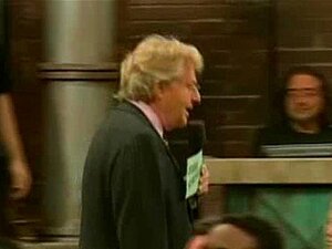 Erlebe die brennende Leidenschaft von 'Jerry Springer Hot & Hostile'.