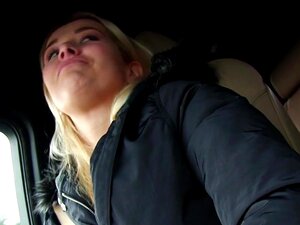 Blonde schat wordt geneukt in car pov