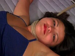 Strippen in einem winzigen Stahlkäfig