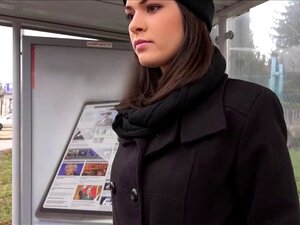 Смеђоока Сузи Бел пуши огроман курац.
