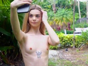 Dieser Typ hat seine heiße kleine Stiefschwester erwischt, wie sie