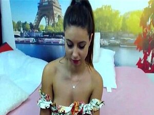 Morena peituda provocando na webcam