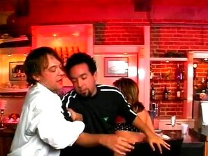 Schlampe wird vom Barkeeper in den Arsch gefickt