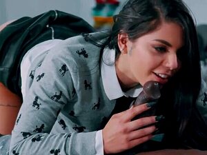 Gut aussehende flachbrüstige Teenager-Hure Gina Valentina performt in
