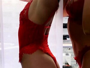 Sexy kleine babes kleden zich uit en nemen naakte selfies. Sexy alle