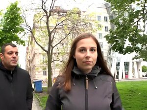 Superbystiga brunetten Antonia njuter av en vågad utomhusmassage som