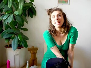 Ficke ihren Arsch Mit einem Dildo, während sie ihre Muschi fingert
