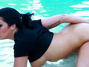 Primo piano di una bellezza che si strofina la figa