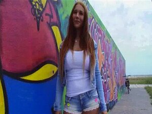 Kyra Hot zeigt ihren geilen Körper in der Öffentlichkeit und fickt