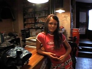 Öffentlicher Blowjob mit heißer Braut, Schönheit verwöhnt Hengst